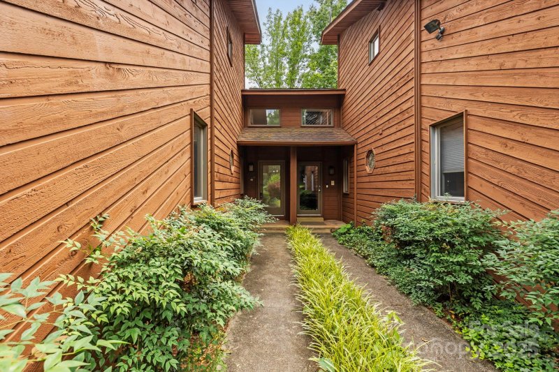 Property image 4 of 204 Woodfield Drive in Woodfield, Asheville, NC 28803