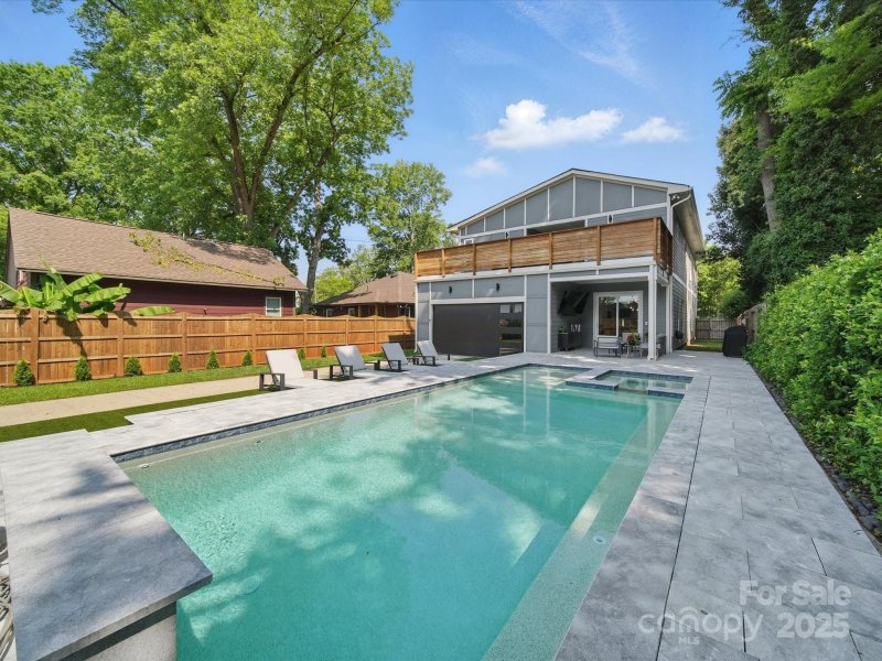 Property image 2 of 708 Cross Trail Drive in Elizabeth, Charlotte, NC 28204