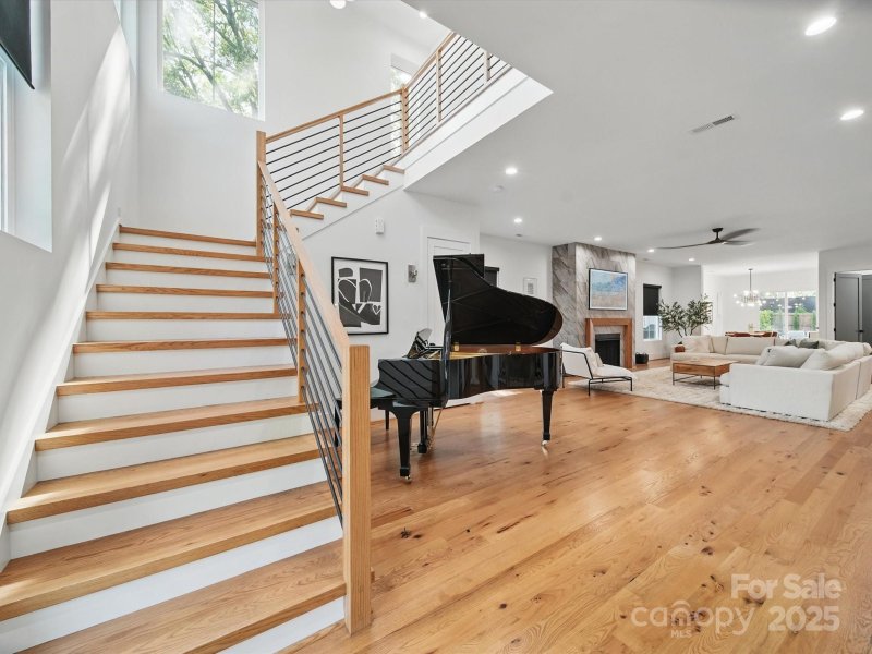 Property image 3 of 708 Cross Trail Drive in Elizabeth, Charlotte, NC 28204