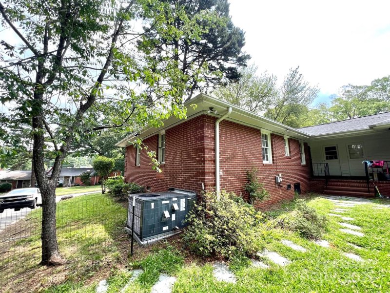 Property image 3 at 4252 Cheltenham Road, Charlotte, NC 28211