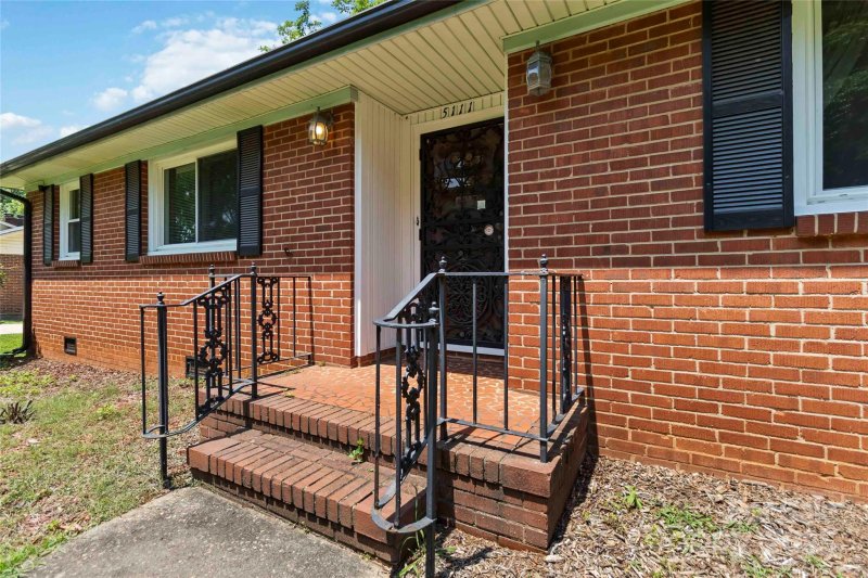 Property image 3 at 5111 Tewkesbury Road, Charlotte, NC 28269