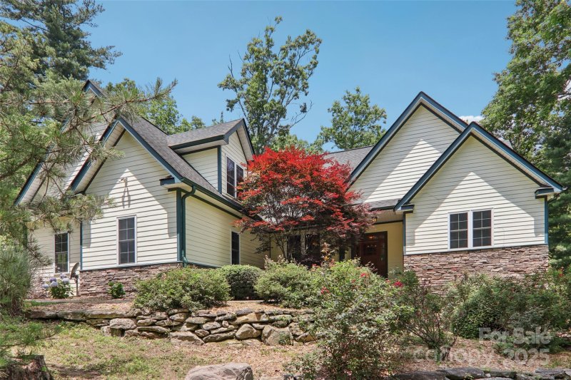 Property image 2 of 398 Falling Leaves Lane in Old Orchard, Hendersonville, NC 28792