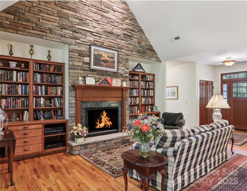 Property image 5 of 398 Falling Leaves Lane in Old Orchard, Hendersonville, NC 28792