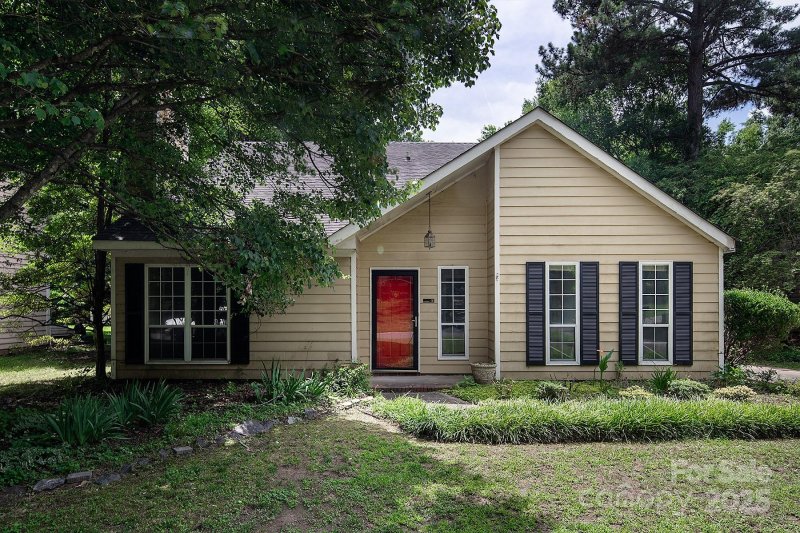 8618 Rittenhouse Circle