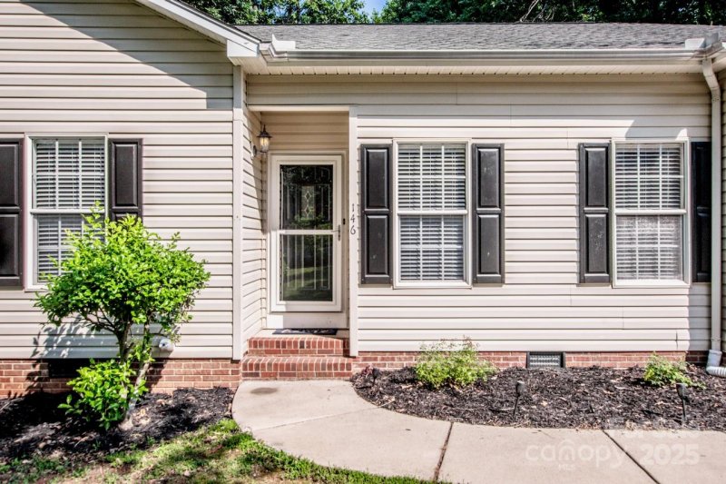 Property image 2 of 146 Valley Glen Drive in Meadow Glen, Troutman, NC 28166