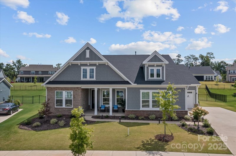 1005 Willow Bank Lane