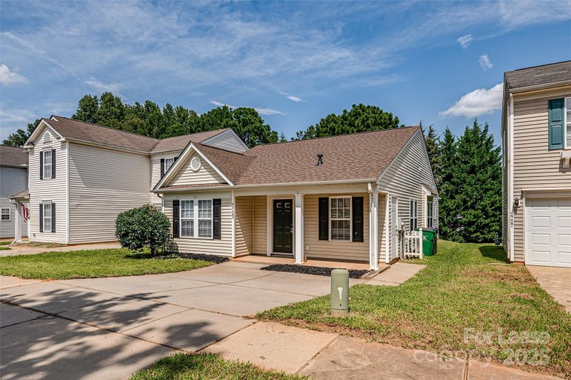 Property image 2 at 2723 Oasis Lane, Charlotte, NC 28214