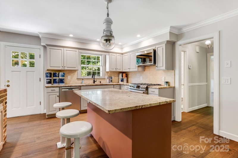 Property image 3 at 2 Honey Drive, Asheville, NC 28805