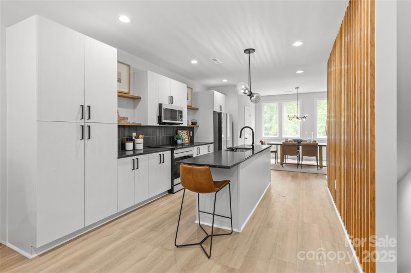 Property image 5 of 1356 Briar Creek Road in Commonwealth Park, Charlotte, NC 28205