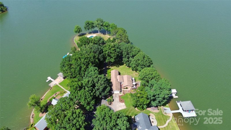 Property image 3 of 160 Quail Hollow Drive in Waterfront Woodbridge, Kings Mountain, NC 28086