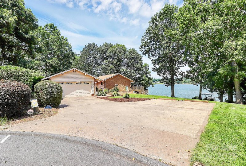 Property image 5 of 160 Quail Hollow Drive in Waterfront Woodbridge, Kings Mountain, NC 28086