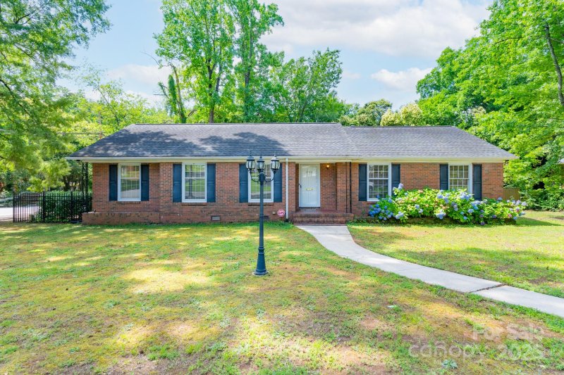 Property image 3 at 5720 Amity Place, Charlotte, NC 28212