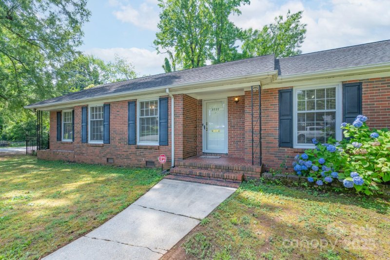 Property image 4 at 5720 Amity Place, Charlotte, NC 28212