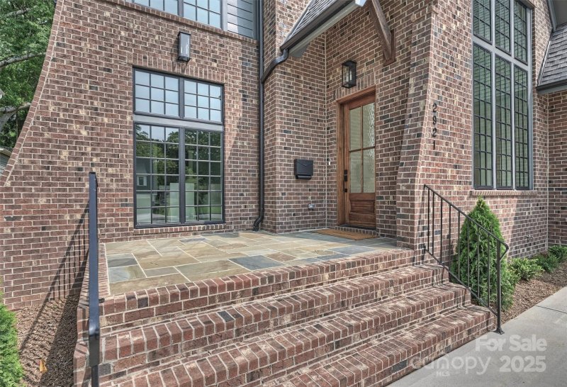 Property image 2 of 2921 Windsor Avenue in Sedgefield, Charlotte, NC 28209
