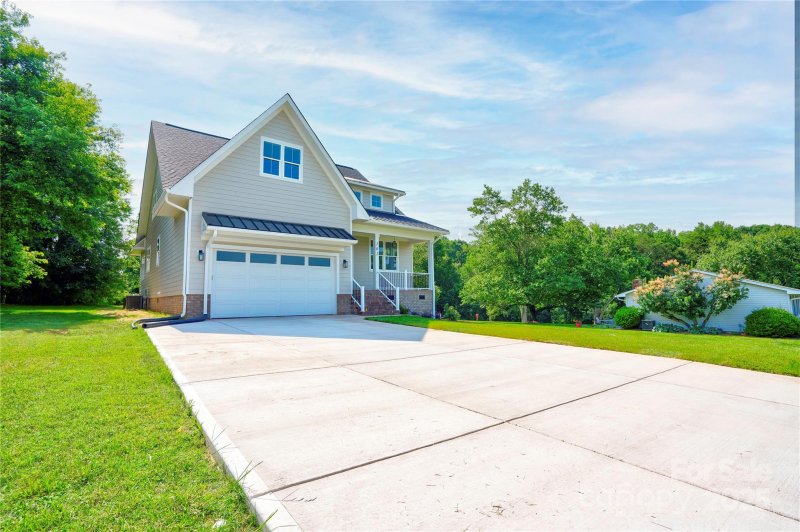 Property image 2 of 102 Starmount Drive in Woodbridge, Kings Mountain, NC 28086