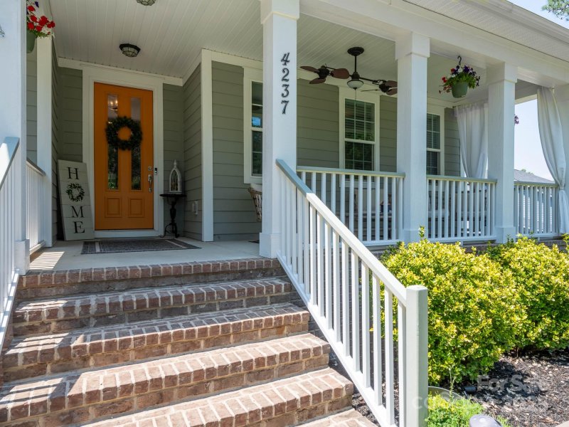 Property image 2 of 4237 Island Fox Lane in Fox Chase, Denver, NC 28037