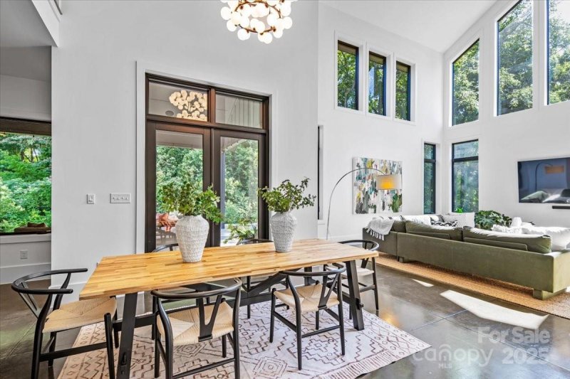 Property image 4 of 3304 Mar Vista Circle in Myers Park, Charlotte, NC 28209