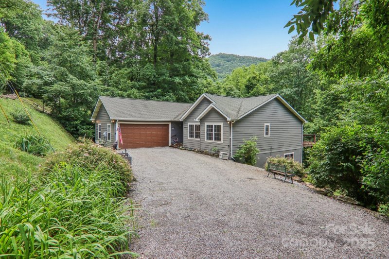 Property image 3 of 574 Appaloosa Trail in Catalooche Ranch Est, Waynesville, NC 28785