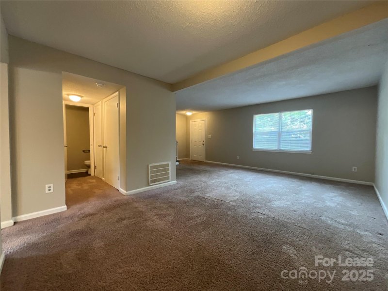 Property image 5 of 8913 Hunter Ridge Drive in Lexington Commons, Charlotte, NC 28226