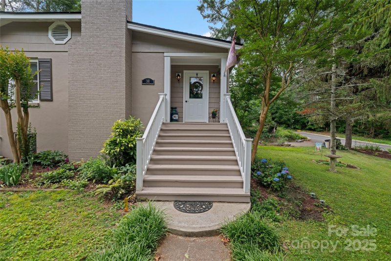 Property image 2 of 261 Forest Hill Drive in Kenilworth, Asheville, NC 28803