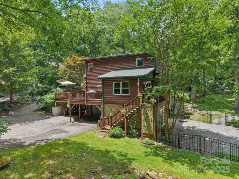 Property image 2 of 17 Cripple Creek Drive in Brannon Forest, Waynesville, NC 28785