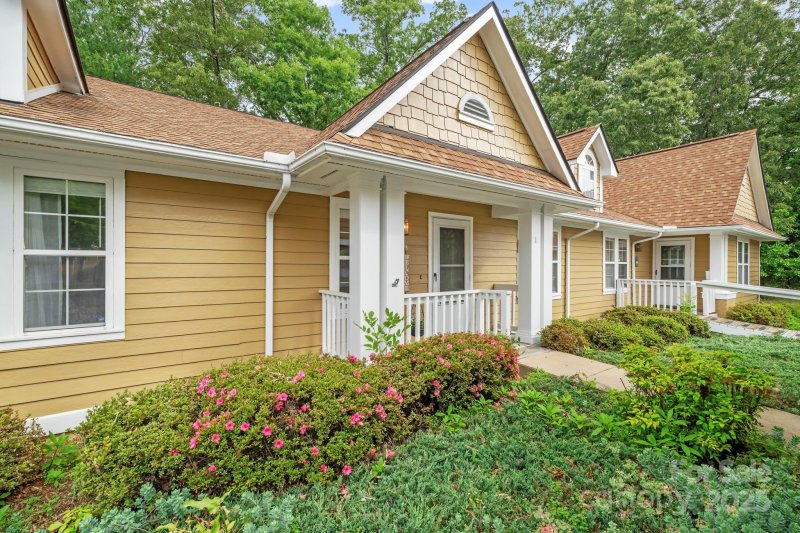 Property image 3 of 702 Woodlea Court in Biltmore Commons, Asheville, NC 28806