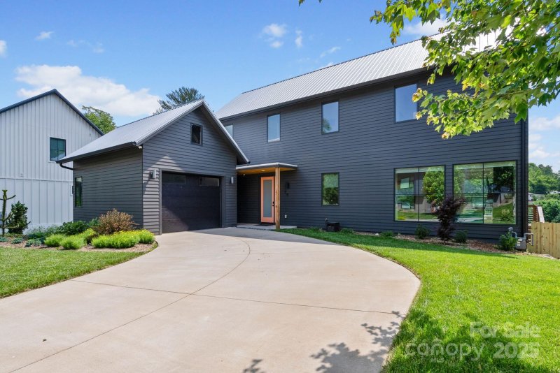 Property image 2 of 20 Malvern Walk in Malvern Walk, Asheville, NC 28806