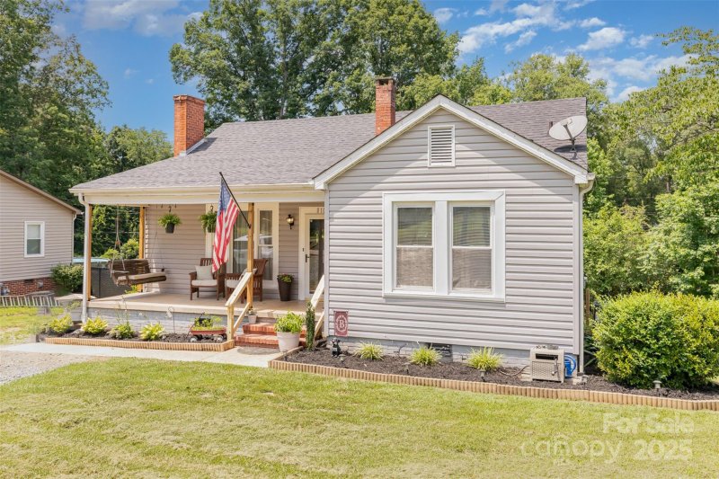 Property image 2 at 810 Maplewood Avenue, Kannapolis, NC 28081