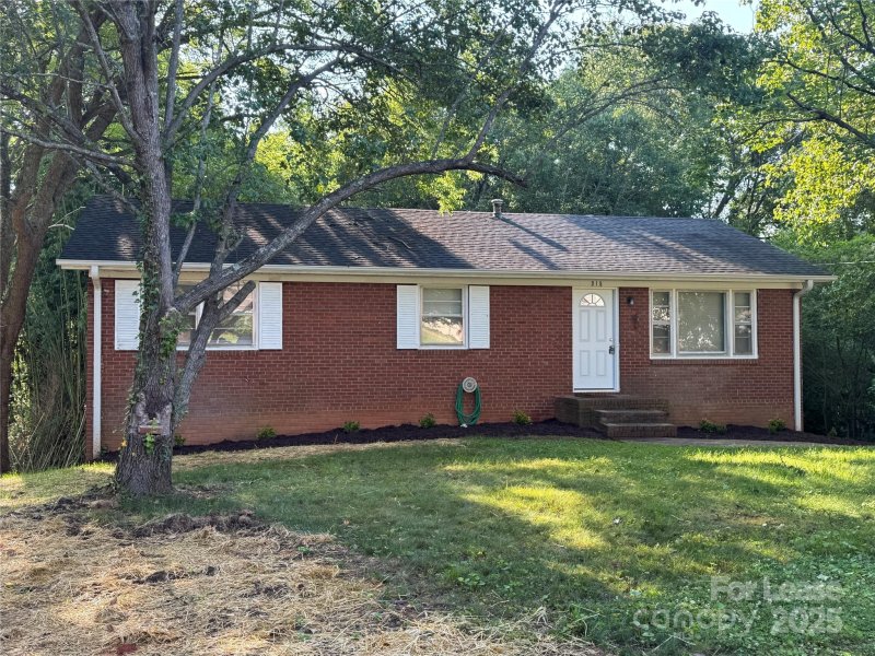 Property image 2 of 918 Canterbury Court in Brookhaven, Gastonia, NC 28052