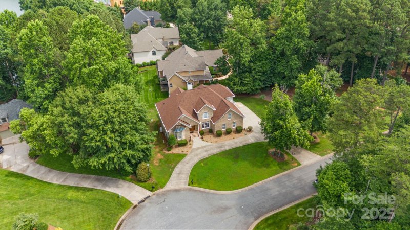 Property image 2 of 8918 Beach Bluff Court in Northview Harbour, Sherrills Ford, NC 28673