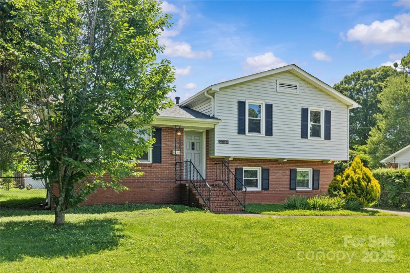 Property image 2 at 2000 Townsend Avenue, Charlotte, NC 28205