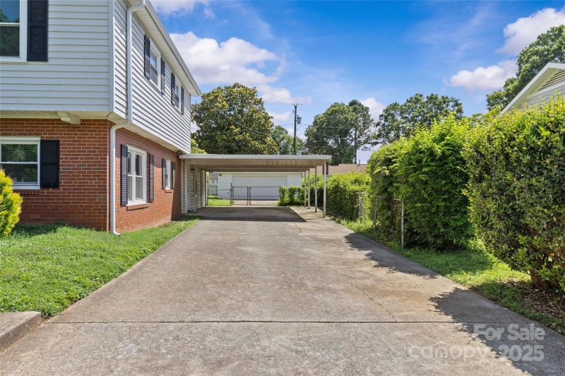 Property image 3 at 2000 Townsend Avenue, Charlotte, NC 28205