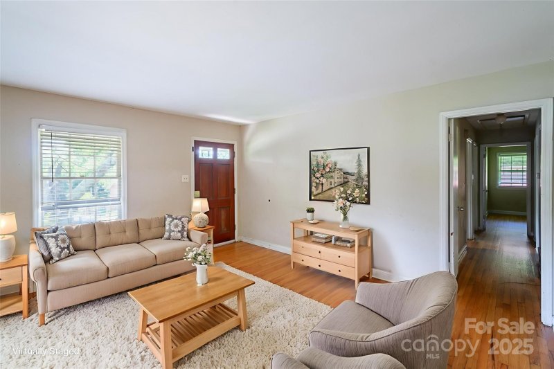Property image 3 of 823 Yuma Street in Hidden Valley, Charlotte, NC 28213