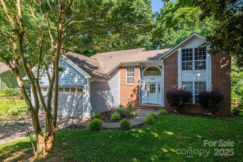 Property image 2 of 10925 Lassen Court in Northwoods, Charlotte, NC 28214
