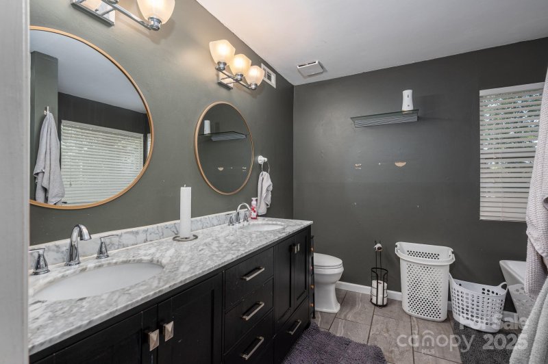 Property image 4 of 10925 Lassen Court in Northwoods, Charlotte, NC 28214