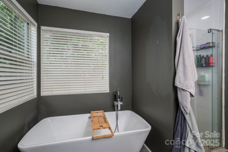 Property image 5 of 10925 Lassen Court in Northwoods, Charlotte, NC 28214