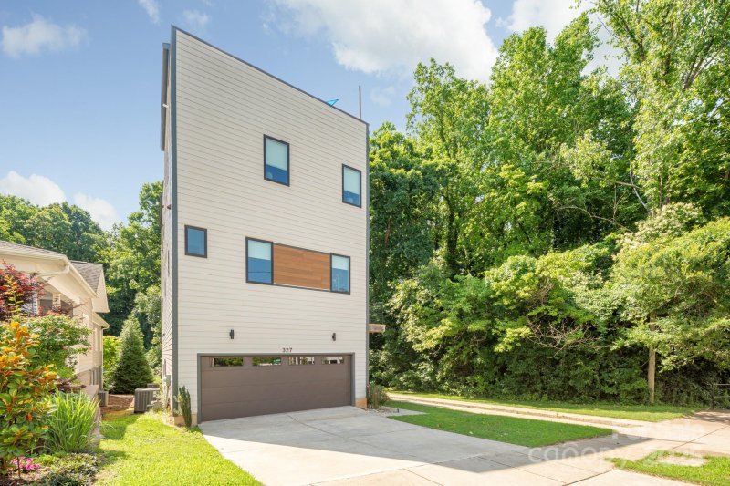 Property image 2 at 327 S Turner Avenue, Charlotte, NC 28208