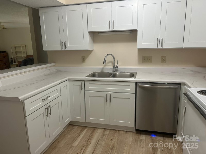 Property image 5 of 5864 Harris Grove Lane in Harris Lake, Charlotte, NC 28212