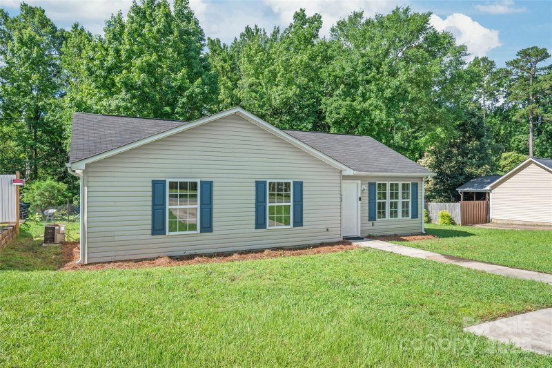 Property image 2 at 425 Austin Drive, Charlotte, NC 28213