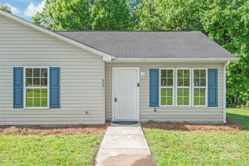 Property image 3 at 425 Austin Drive, Charlotte, NC 28213