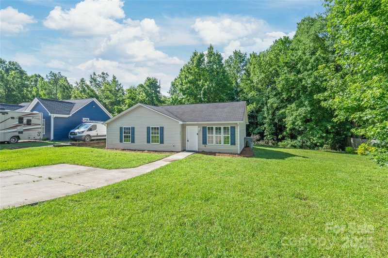 Property image 4 at 425 Austin Drive, Charlotte, NC 28213