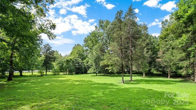 Property image 2 of 8105 Sardis Road in Sardis Beverly Park, Charlotte, NC 28270