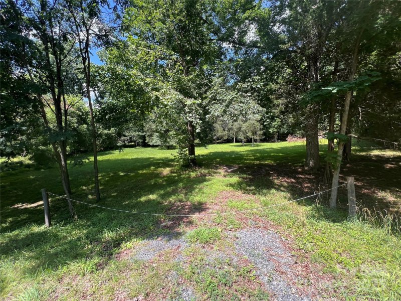 Property image 4 of 8105 Sardis Road in Sardis Beverly Park, Charlotte, NC 28270