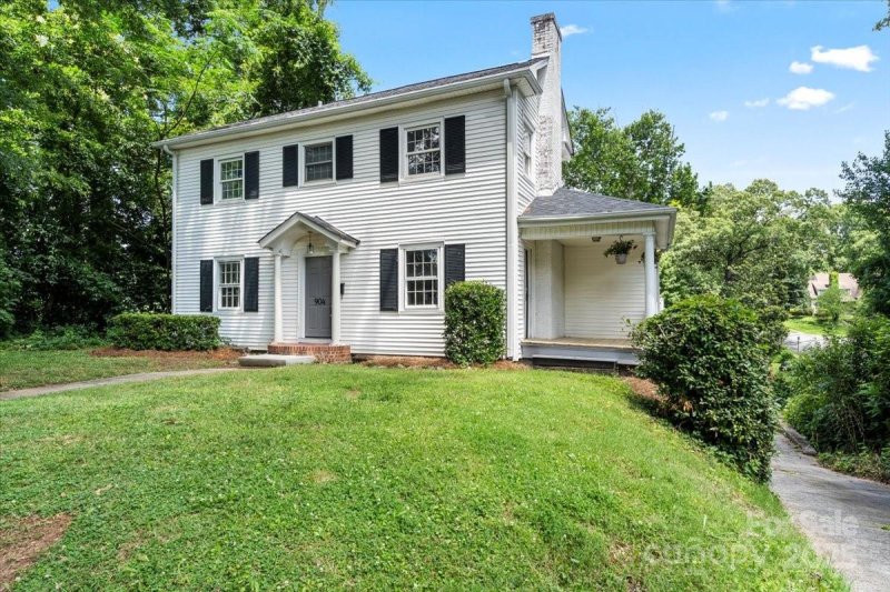 Property image 2 of 904 Edgewood Circle in Forest Hills, Gastonia, NC 28052
