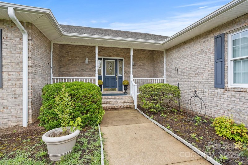 Property image 2 of 390 Classic Oaks Circle in Classic Oaks, Hendersonville, NC 28792