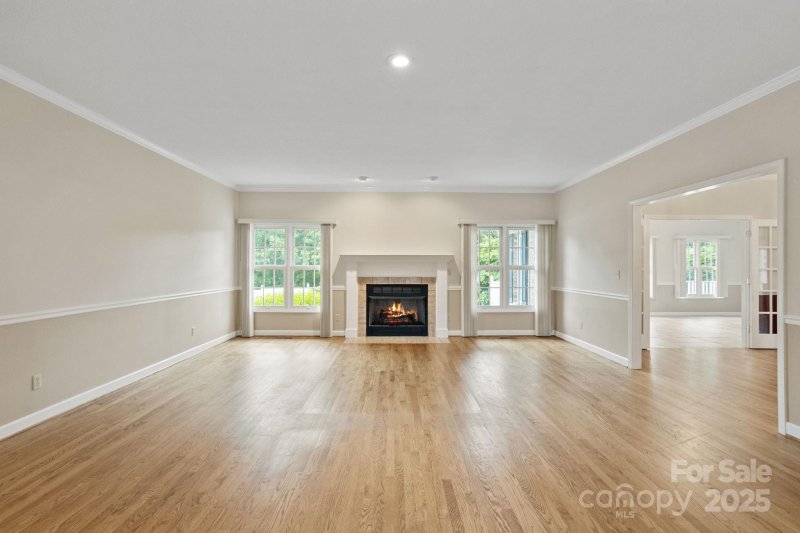 Property image 4 of 390 Classic Oaks Circle in Classic Oaks, Hendersonville, NC 28792