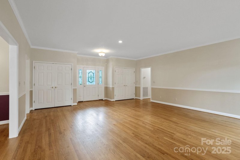 Property image 5 of 390 Classic Oaks Circle in Classic Oaks, Hendersonville, NC 28792