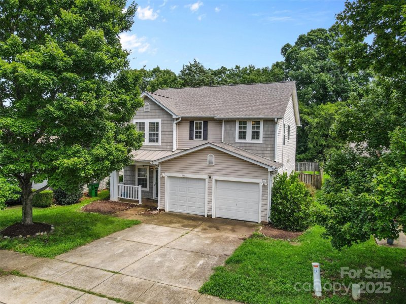 Hamilton Lakes, Charlotte Community