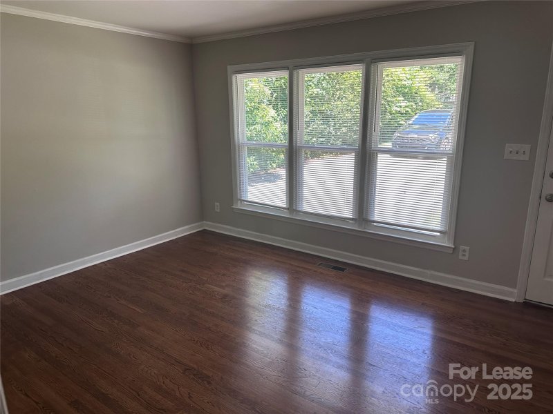 Property image 2 of 911 Bannister Place in Hidden Valley, Charlotte, NC 28213