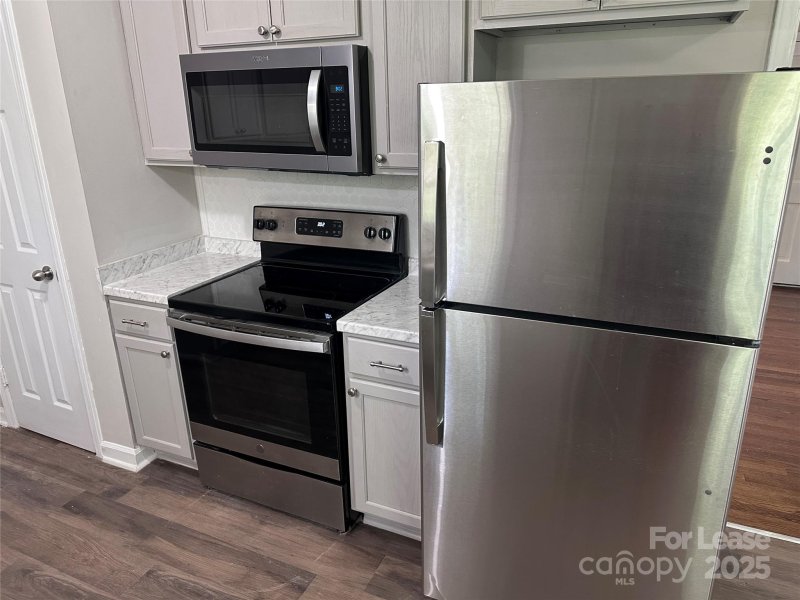 Property image 4 of 911 Bannister Place in Hidden Valley, Charlotte, NC 28213